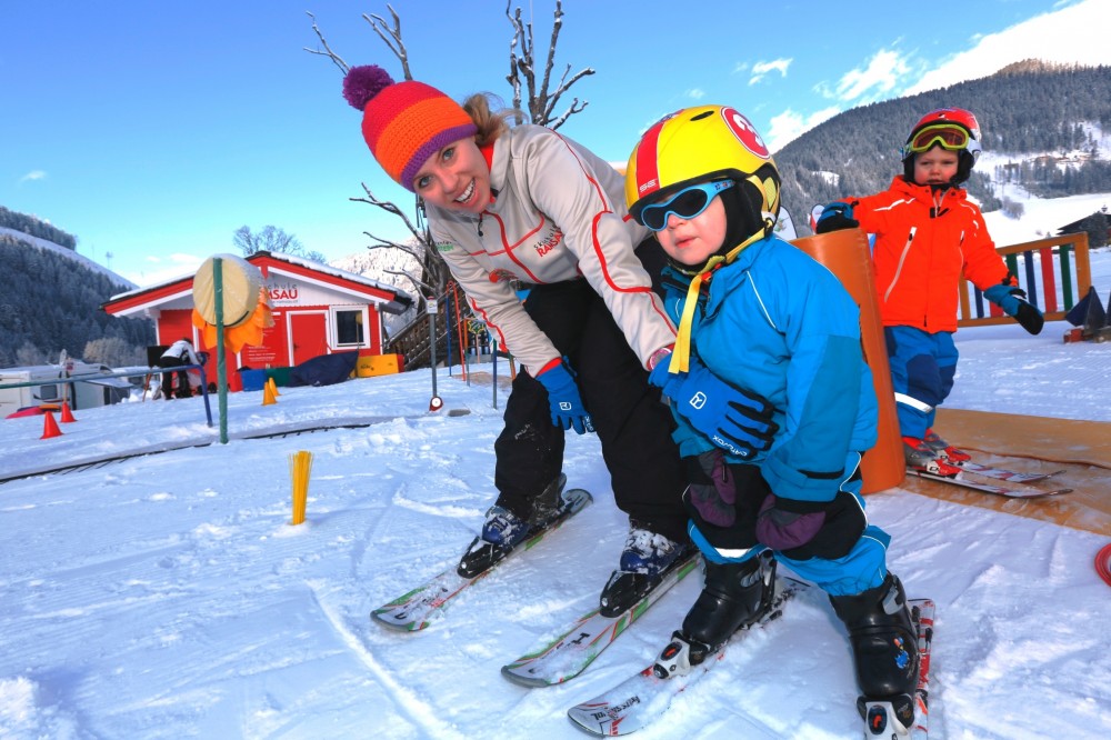 Семья лыжников. Боьровый Лог дети катабтся н алфжах. Австрийские дети катаются на лыжах. Дети на Горке катаются на лыжах.